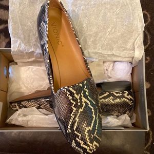 Faux Snakeskin print Vionic Willa flats.Brown, tan, cream colored. Never worn!